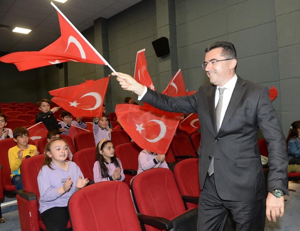 Vali gençlerle halay çekti, bilardo ve masa tenisi oynadı