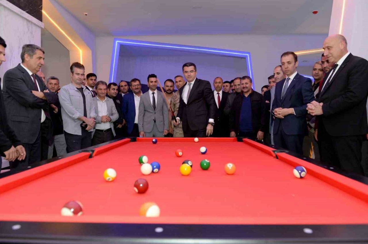 Vali gençlerle halay çekti, bilardo ve masa tenisi oynadı