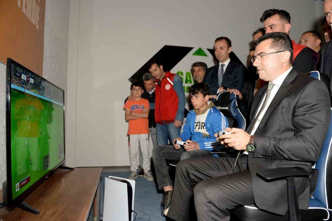 Vali gençlerle halay çekti, bilardo ve masa tenisi oynadı