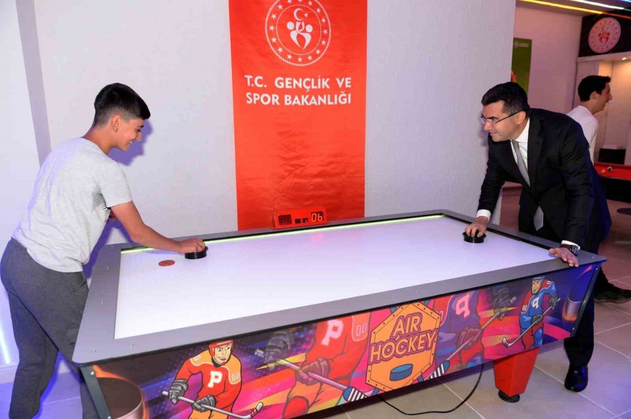 Vali gençlerle halay çekti, bilardo ve masa tenisi oynadı