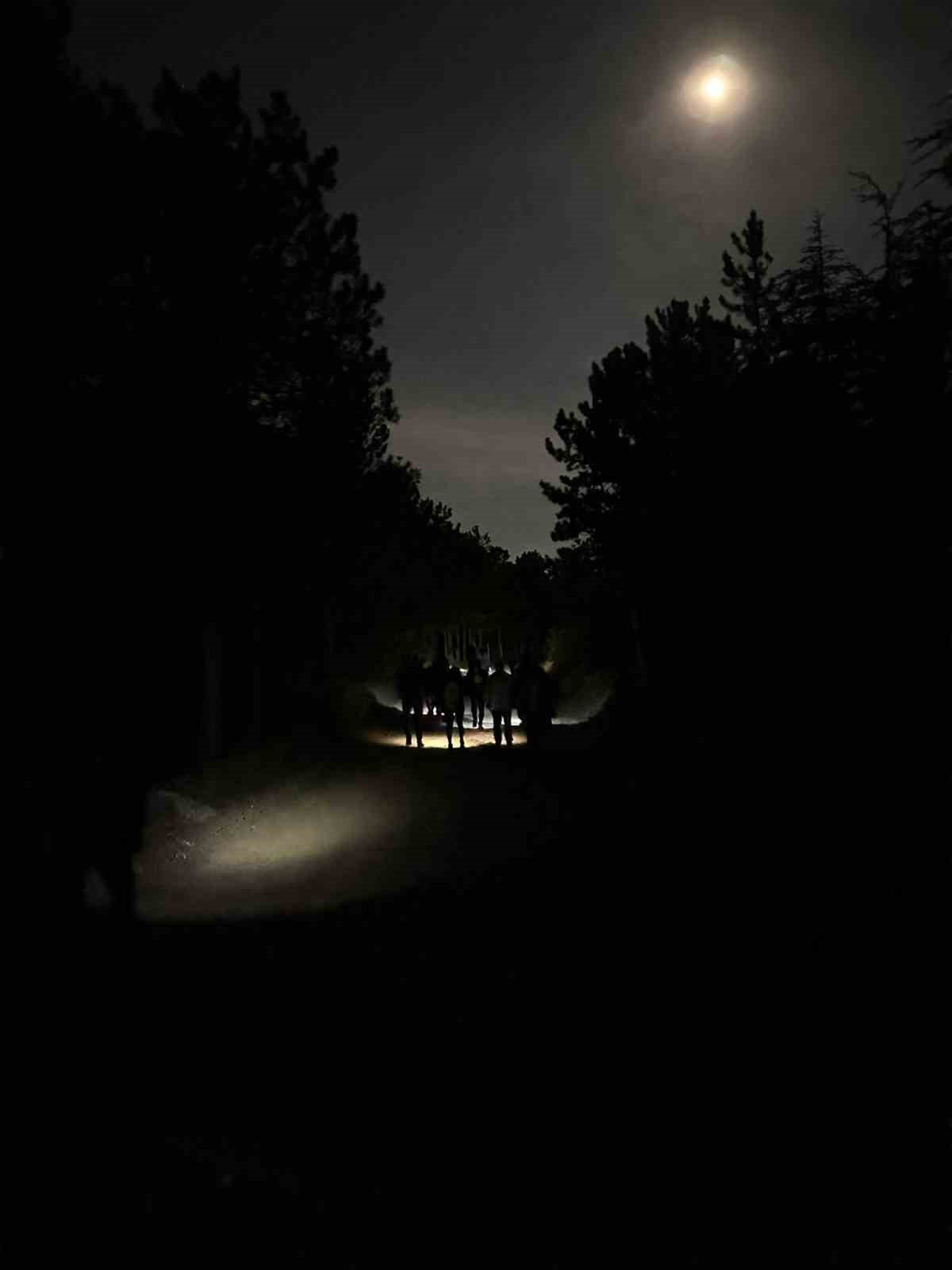 Dolunay ışığında yürüyüp çöp topladılar