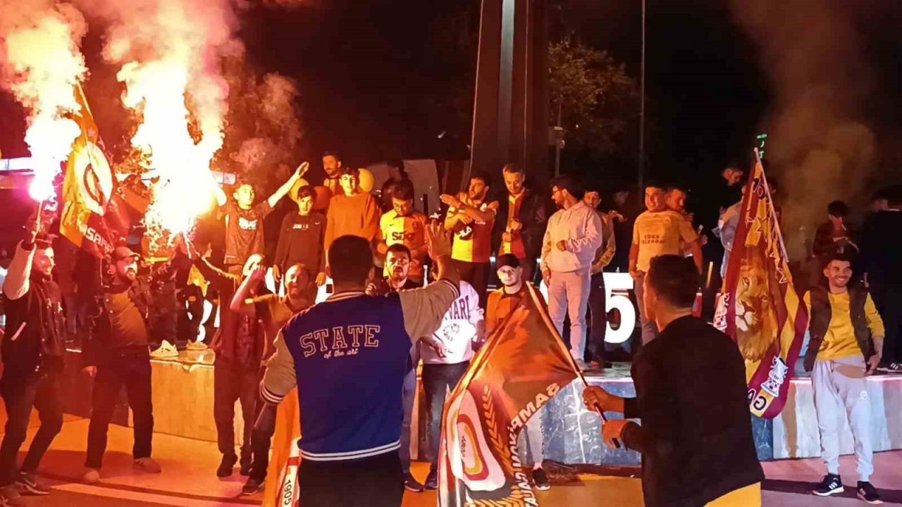 Denizli’de derbi sonrası Galatasaray taraftarları sokağa döküldü