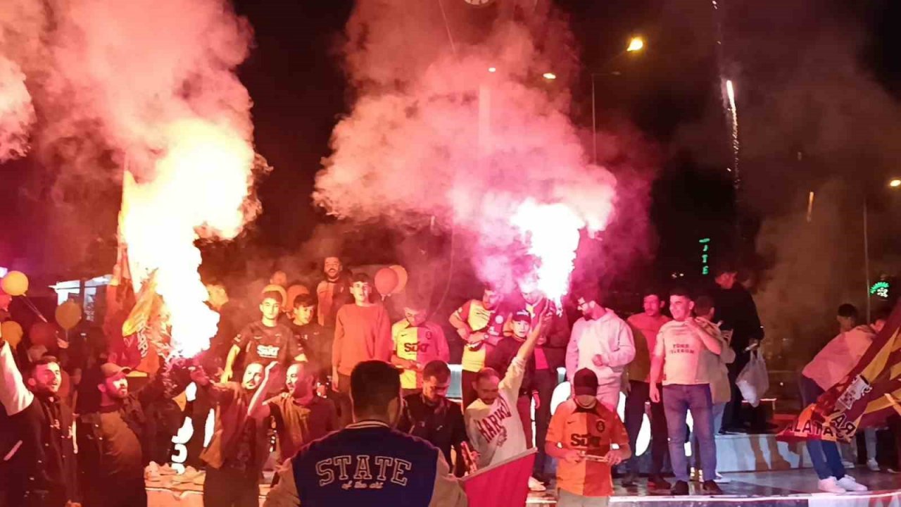 Denizli’de derbi sonrası Galatasaray taraftarları sokağa döküldü