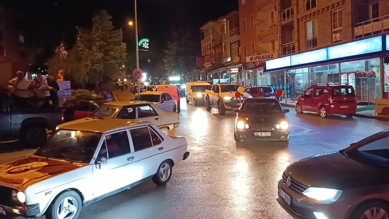 Denizli’de derbi sonrası Galatasaray taraftarları sokağa döküldü