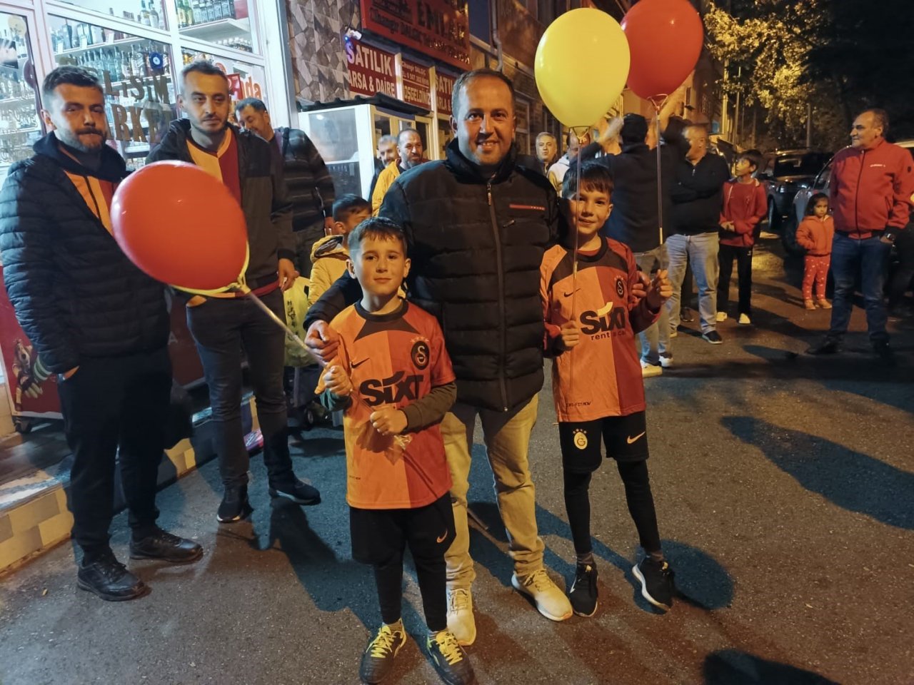 Denizli’de derbi sonrası Galatasaray taraftarları sokağa döküldü