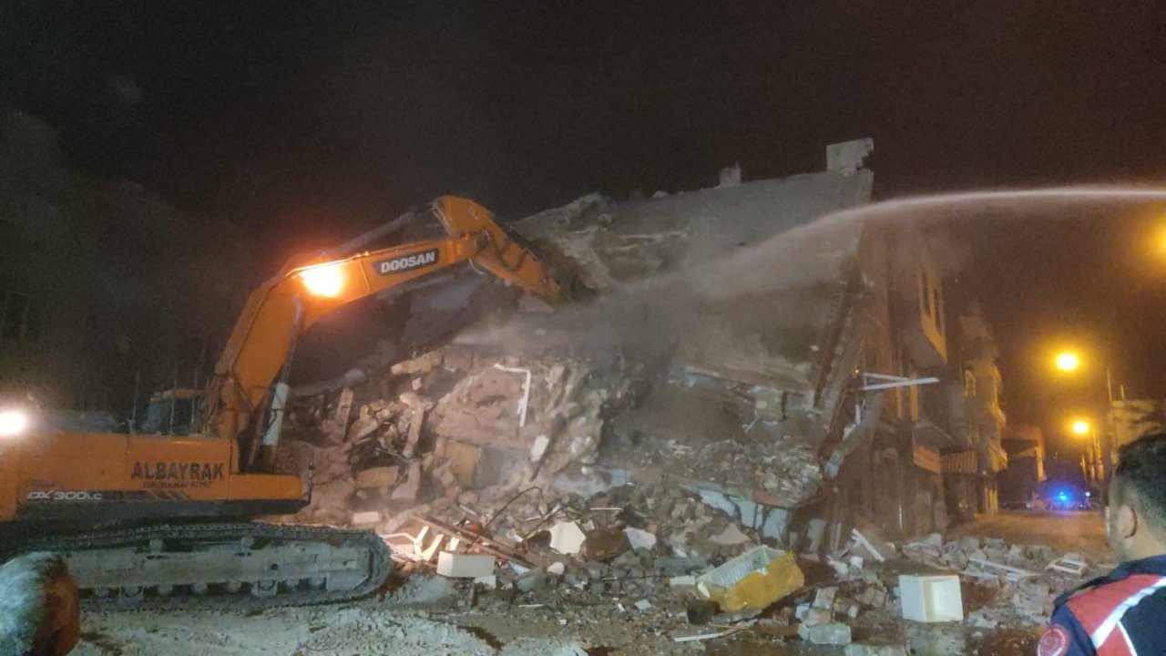 Gece çöken ağır hasarlı bina kontrollü olarak tamamen yıkıldı