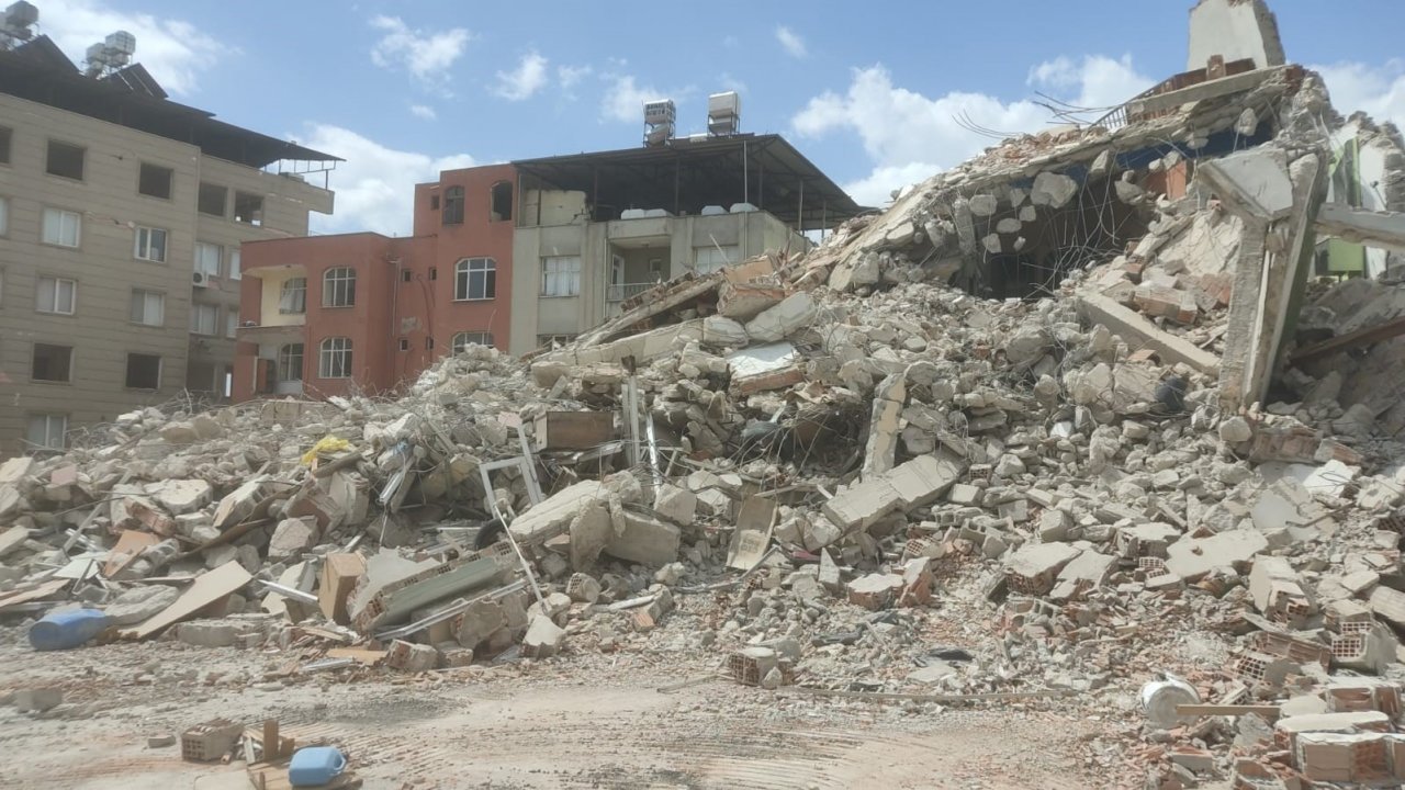 Gece çöken ağır hasarlı bina kontrollü olarak tamamen yıkıldı