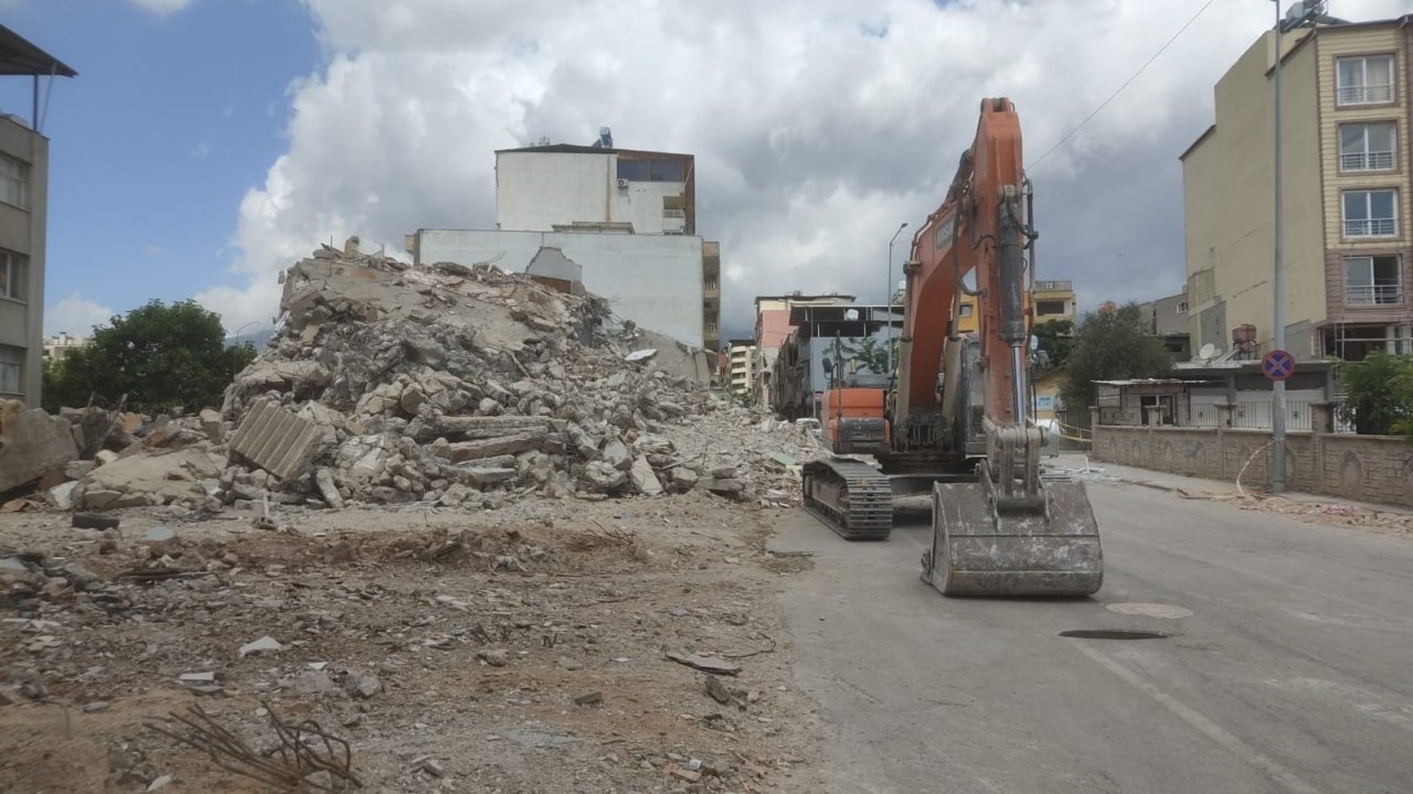 Gece çöken ağır hasarlı bina kontrollü olarak tamamen yıkıldı