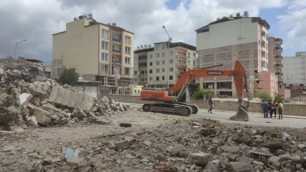 Gece çöken ağır hasarlı bina kontrollü olarak tamamen yıkıldı
