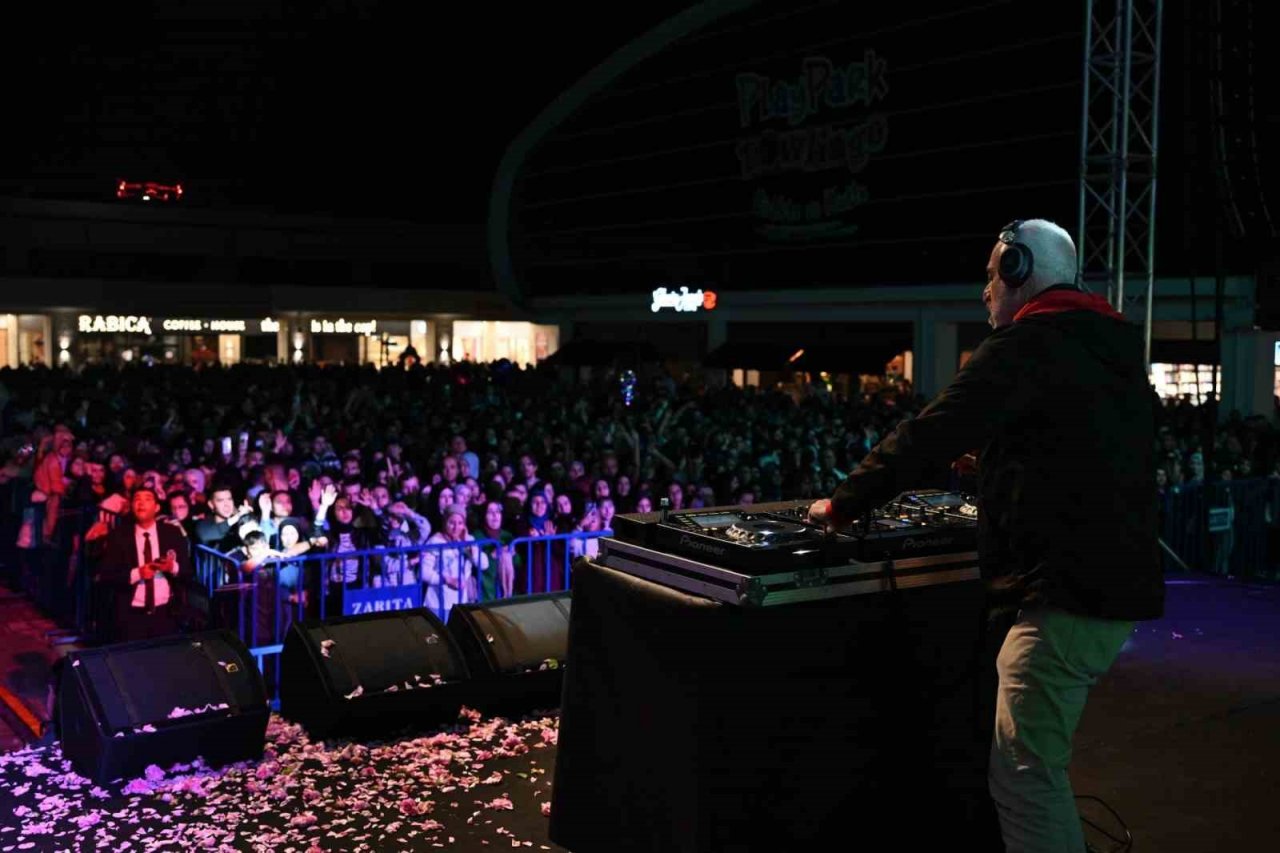 DJ Suat Ateşdağlı ve sanatçı Ekin Uzunlar Gül Festivalinde Ispartalılarla buluştu
