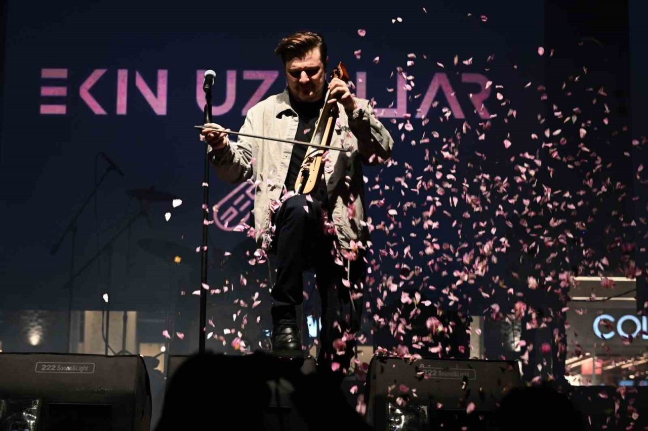 DJ Suat Ateşdağlı ve sanatçı Ekin Uzunlar Gül Festivalinde Ispartalılarla buluştu