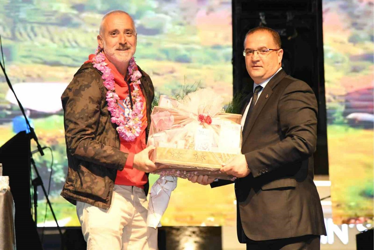 DJ Suat Ateşdağlı ve sanatçı Ekin Uzunlar Gül Festivalinde Ispartalılarla buluştu