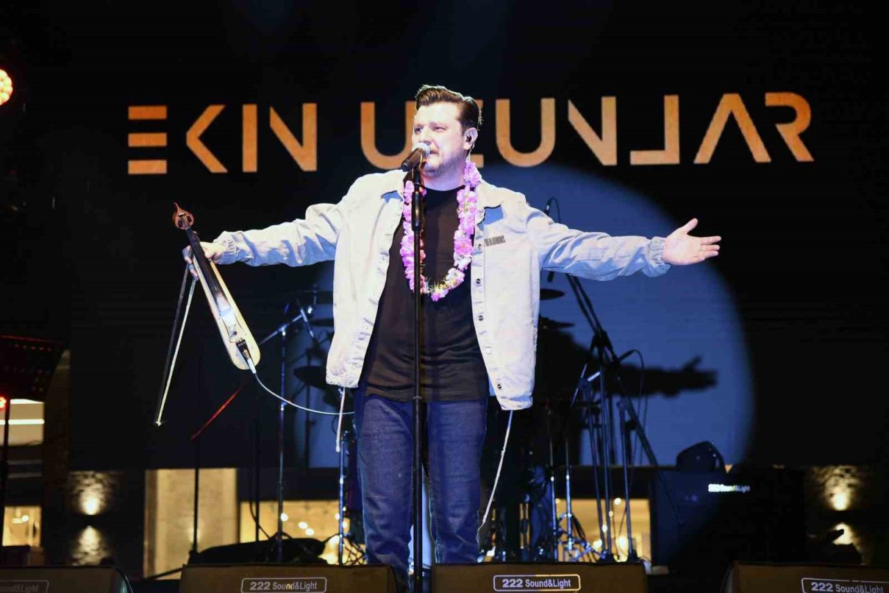 DJ Suat Ateşdağlı ve sanatçı Ekin Uzunlar Gül Festivalinde Ispartalılarla buluştu