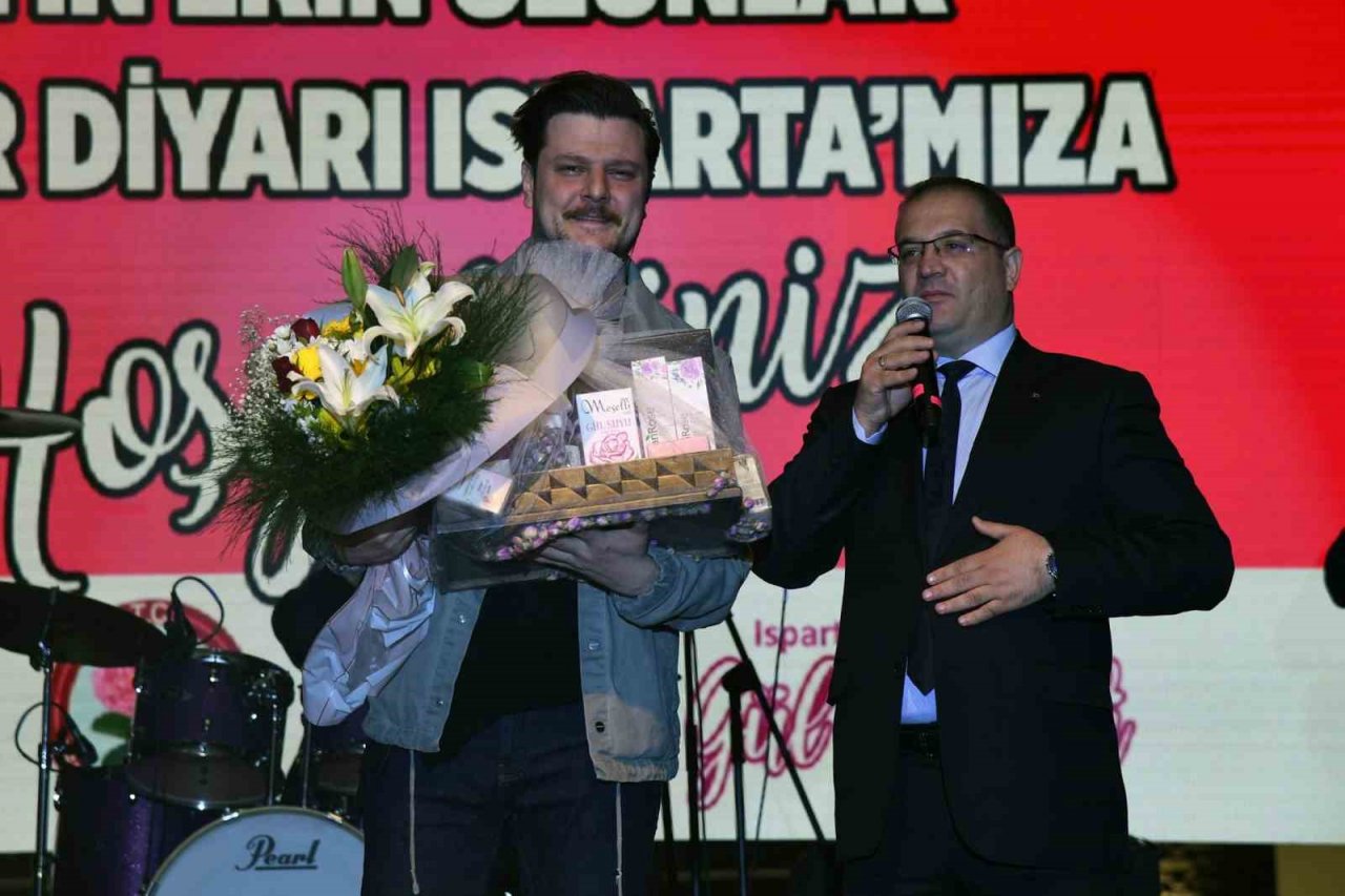 DJ Suat Ateşdağlı ve sanatçı Ekin Uzunlar Gül Festivalinde Ispartalılarla buluştu
