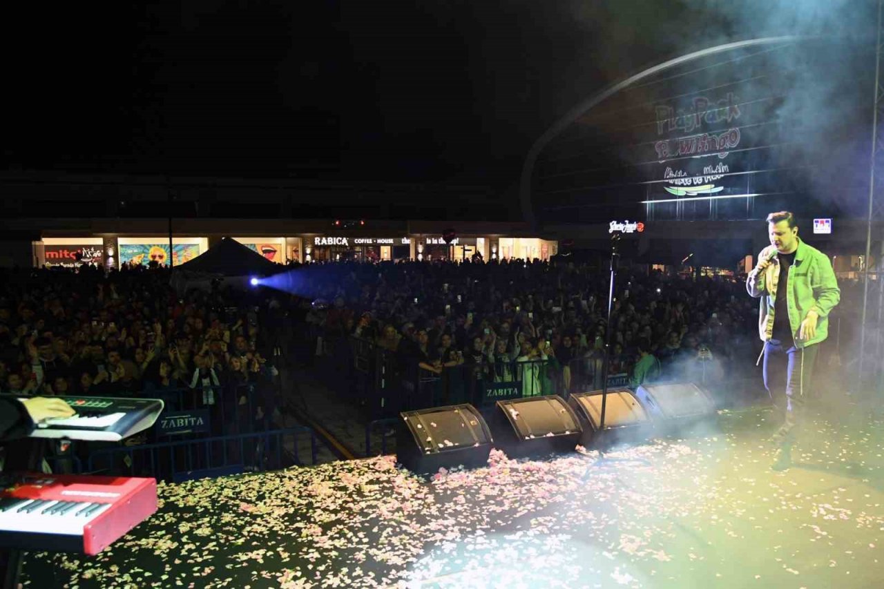 DJ Suat Ateşdağlı ve sanatçı Ekin Uzunlar Gül Festivalinde Ispartalılarla buluştu