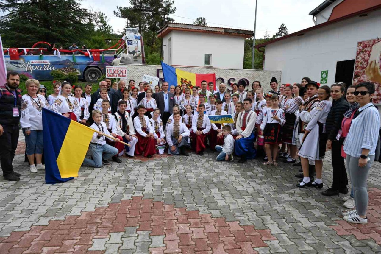 Uluslararası Gül Festivalinde gül toplayıp, gül şehri Isparta’yı tanıdılar