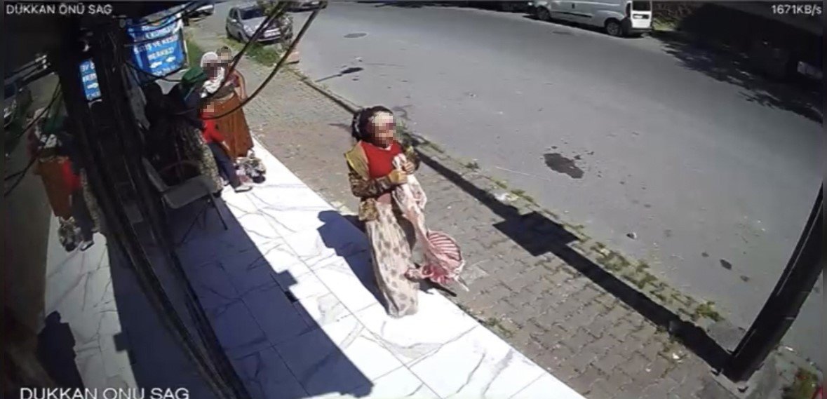İstanbul’da akıl almaz hırsızlık kamerada: Kancadaki 15 kilogramlık karkas eti çaldılar