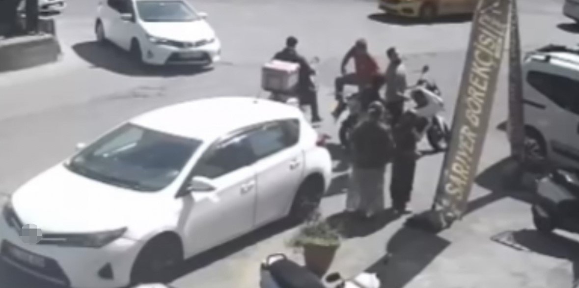 İstanbul’da akıl almaz hırsızlık kamerada: Kancadaki 15 kilogramlık karkas eti çaldılar