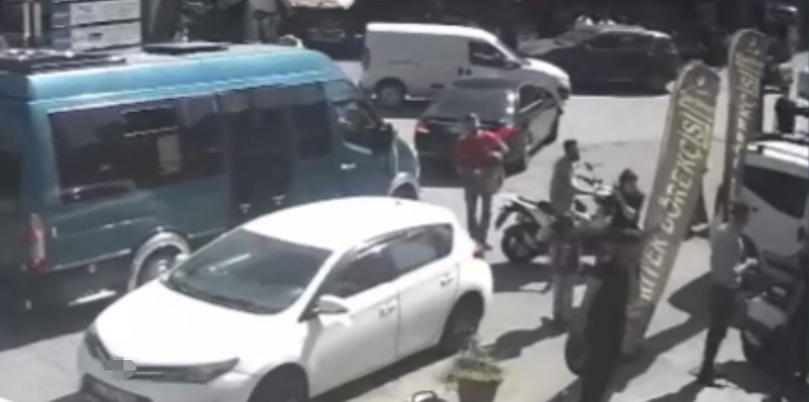 İstanbul’da akıl almaz hırsızlık kamerada: Kancadaki 15 kilogramlık karkas eti çaldılar