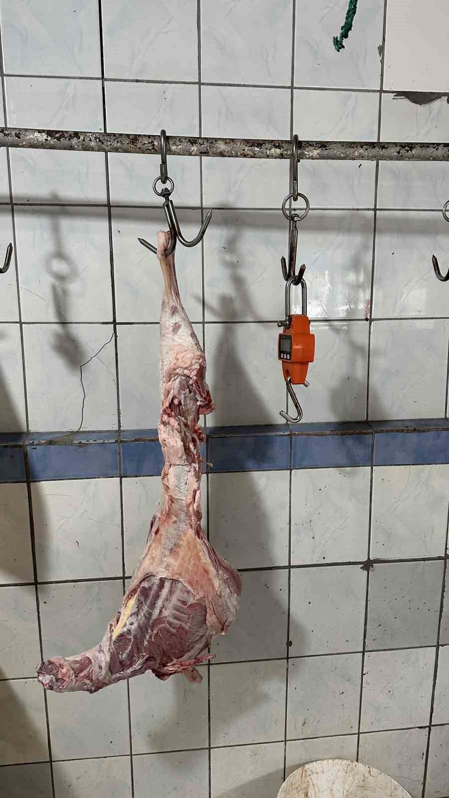 İstanbul’da akıl almaz hırsızlık kamerada: Kancadaki 15 kilogramlık karkas eti çaldılar