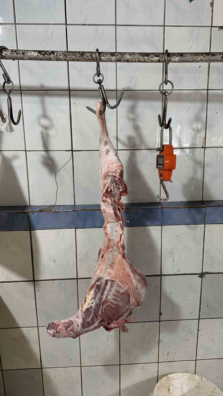 İstanbul’da akıl almaz hırsızlık kamerada: Kancadaki 15 kilogramlık karkas eti çaldılar