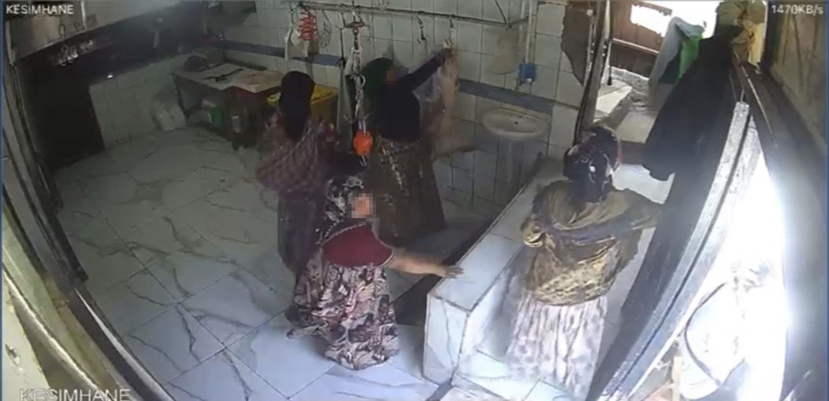 İstanbul’da akıl almaz hırsızlık kamerada: Kancadaki 15 kilogramlık karkas eti çaldılar