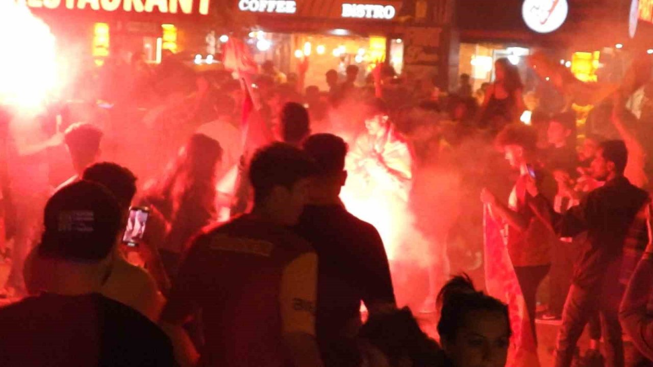 Depremin bölgesinde ikinci kez şampiyonluk kutlaması