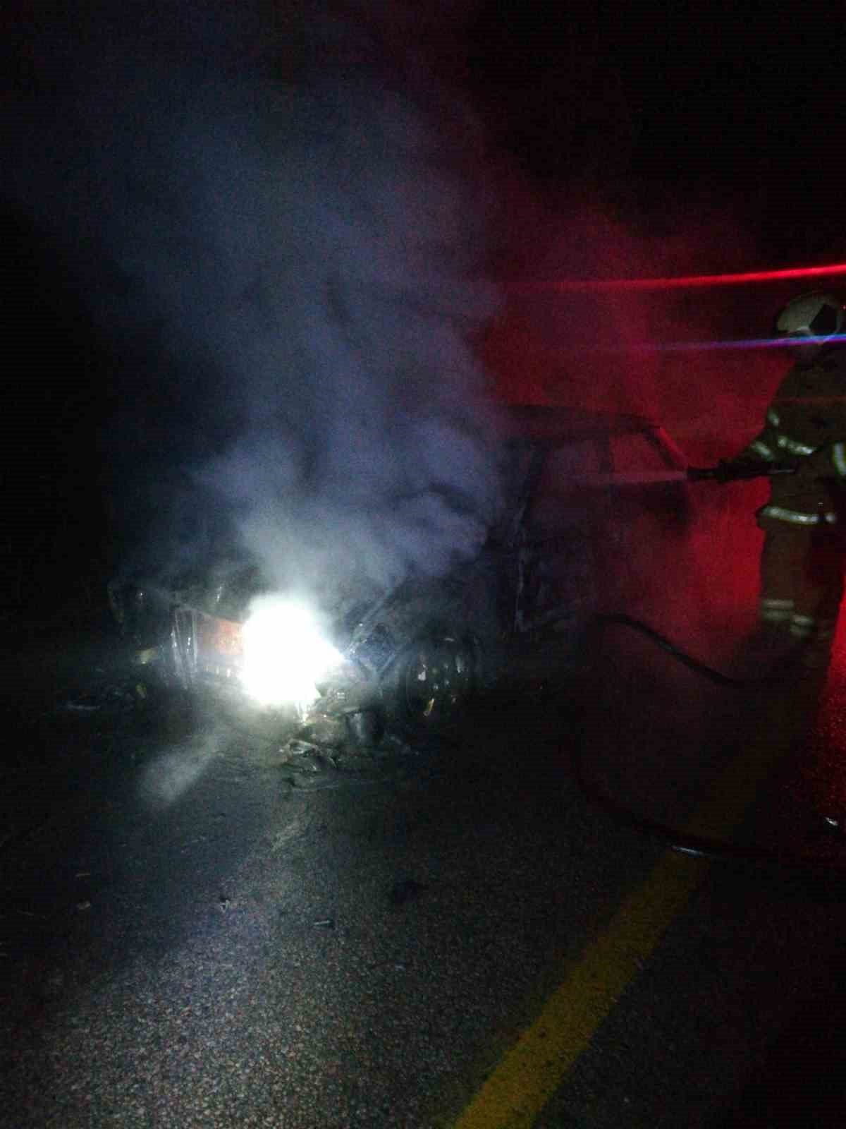 Zincirleme kazada araç alev alev yandı