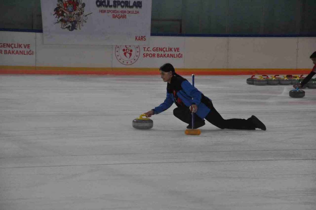 Kars’ta Curling Türkiye Şampiyonası heyecanı sürüyor