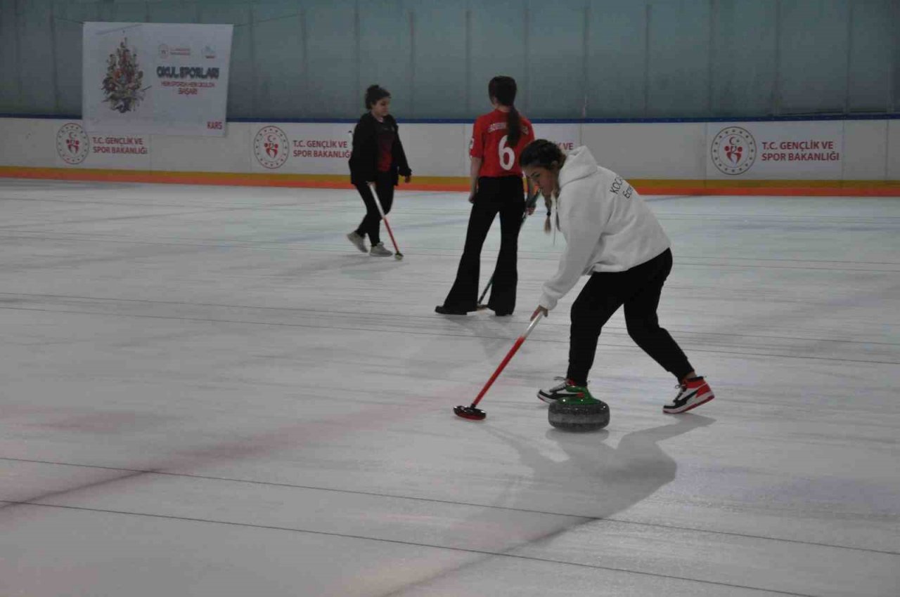 Kars’ta Curling Türkiye Şampiyonası heyecanı sürüyor