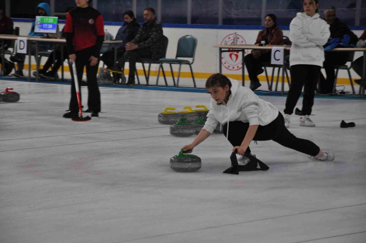 Kars’ta Curling Türkiye Şampiyonası heyecanı sürüyor