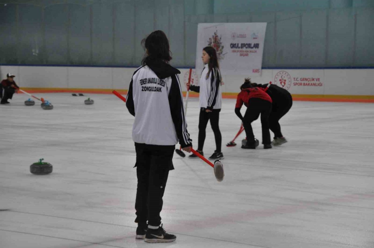 Kars’ta Curling Türkiye Şampiyonası heyecanı sürüyor