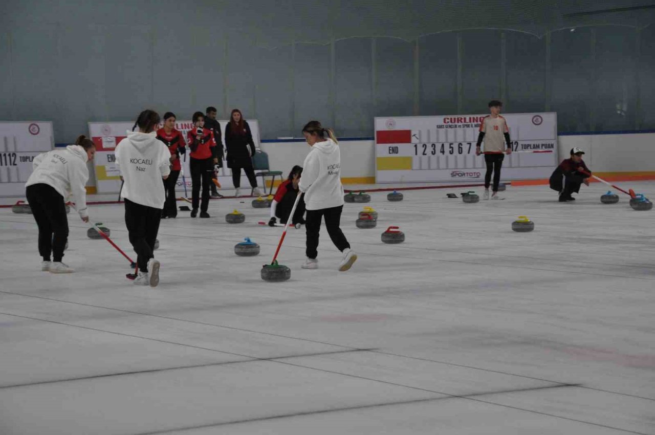Kars’ta Curling Türkiye Şampiyonası heyecanı sürüyor