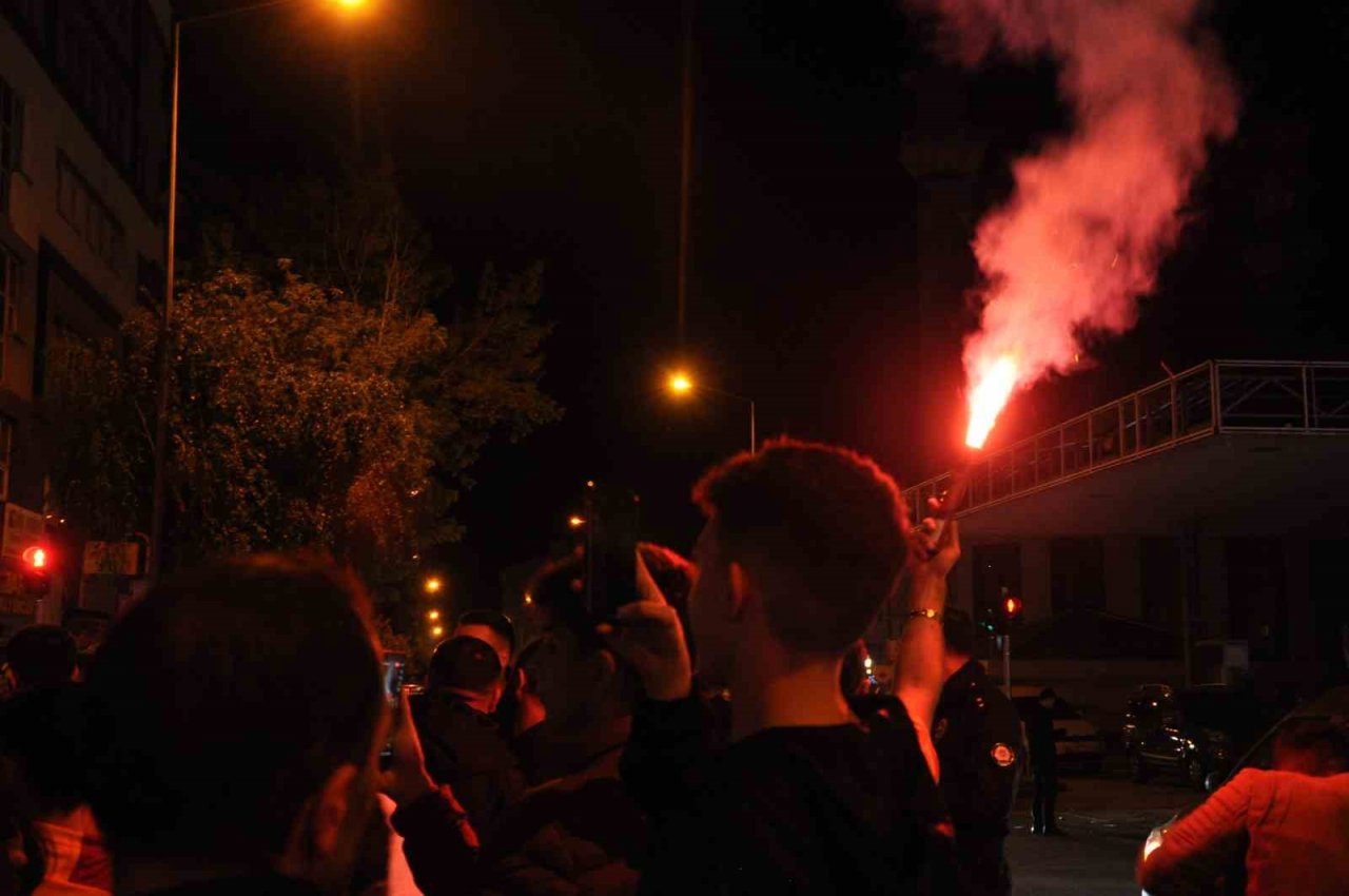 Kars’ta Galatasaray taraftarları sokağa döküldü