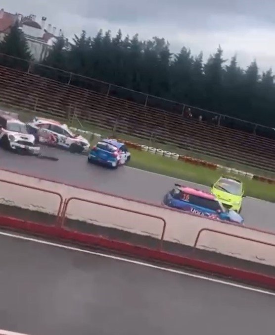 Pist Şampiyonası’nda yürekleri ağza getiren kaza