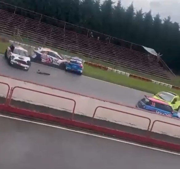 Pist Şampiyonası’nda yürekleri ağza getiren kaza