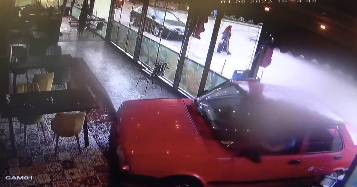 Kontrolden çıkan otomobil balık lokantasına girdi: O anlar kamerada