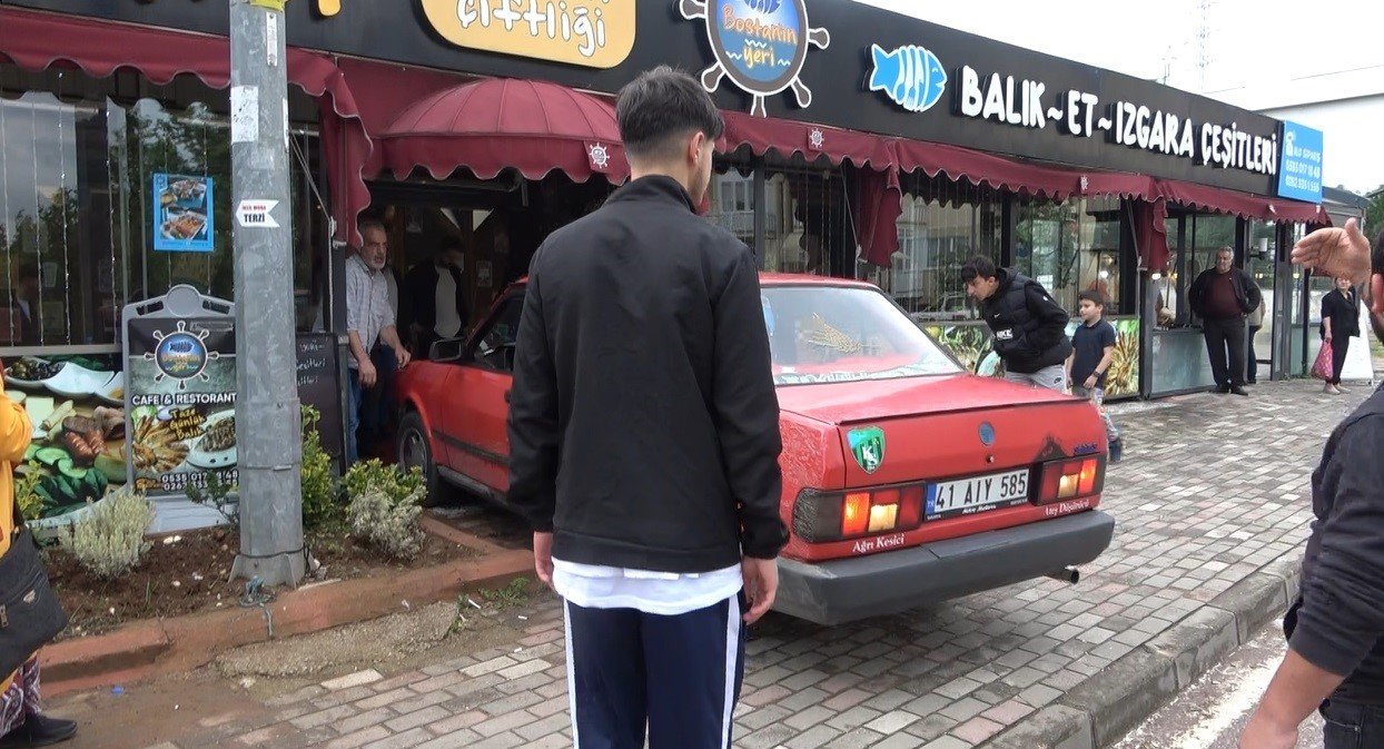 Kontrolden çıkan otomobil balık lokantasına girdi: O anlar kamerada