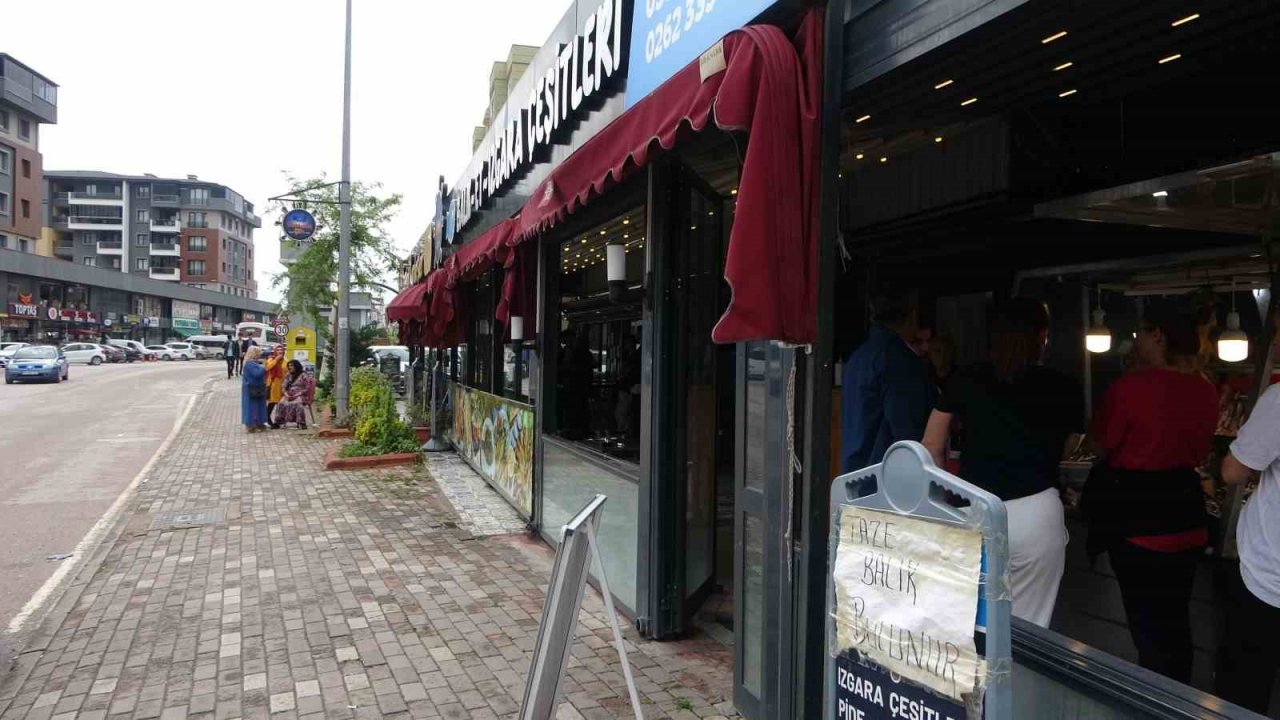 Kontrolden çıkan otomobil balık lokantasına girdi: O anlar kamerada