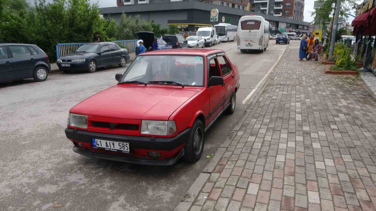 Kontrolden çıkan otomobil balık lokantasına girdi: O anlar kamerada