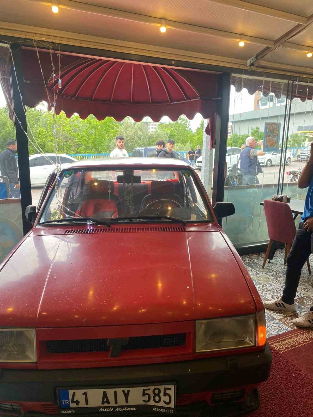 Kontrolden çıkan otomobil balık lokantasına girdi: O anlar kamerada