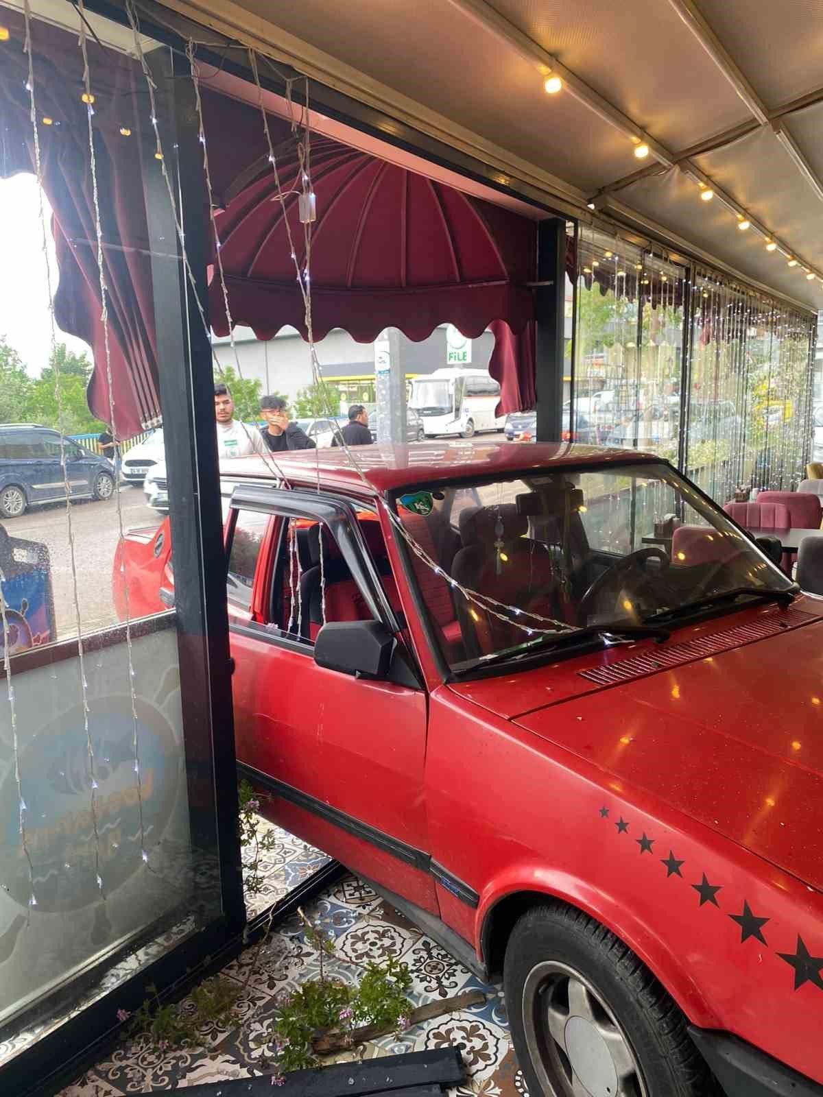 Kontrolden çıkan otomobil balık lokantasına girdi: O anlar kamerada