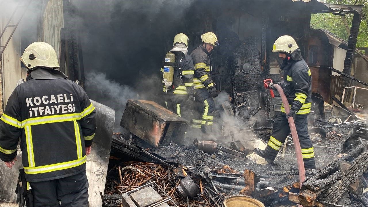 Yaşlı kadının tek başına yaşadığı prefabrik ev alevlere teslim oldu