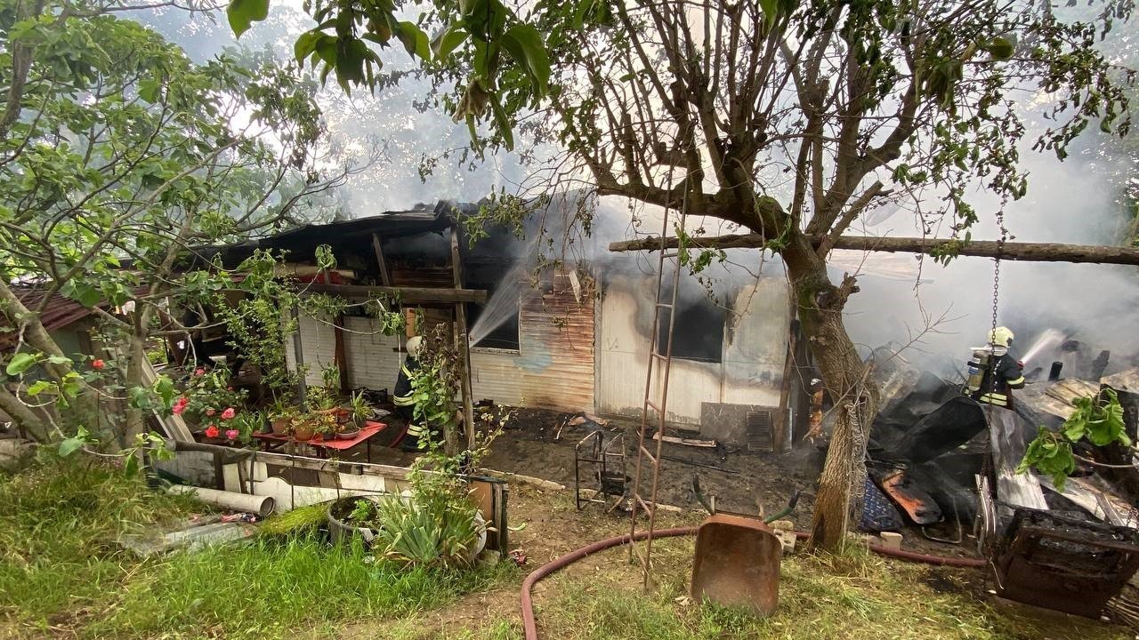 Yaşlı kadının tek başına yaşadığı prefabrik ev alevlere teslim oldu