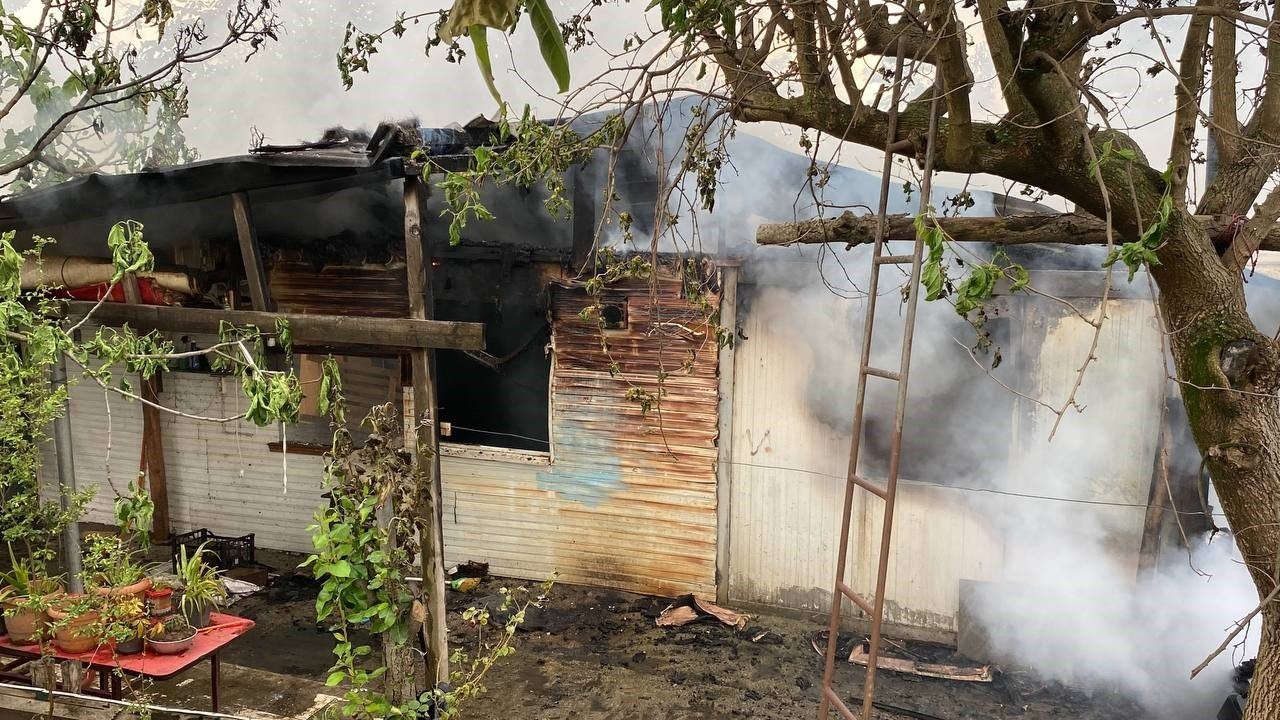 Yaşlı kadının tek başına yaşadığı prefabrik ev alevlere teslim oldu