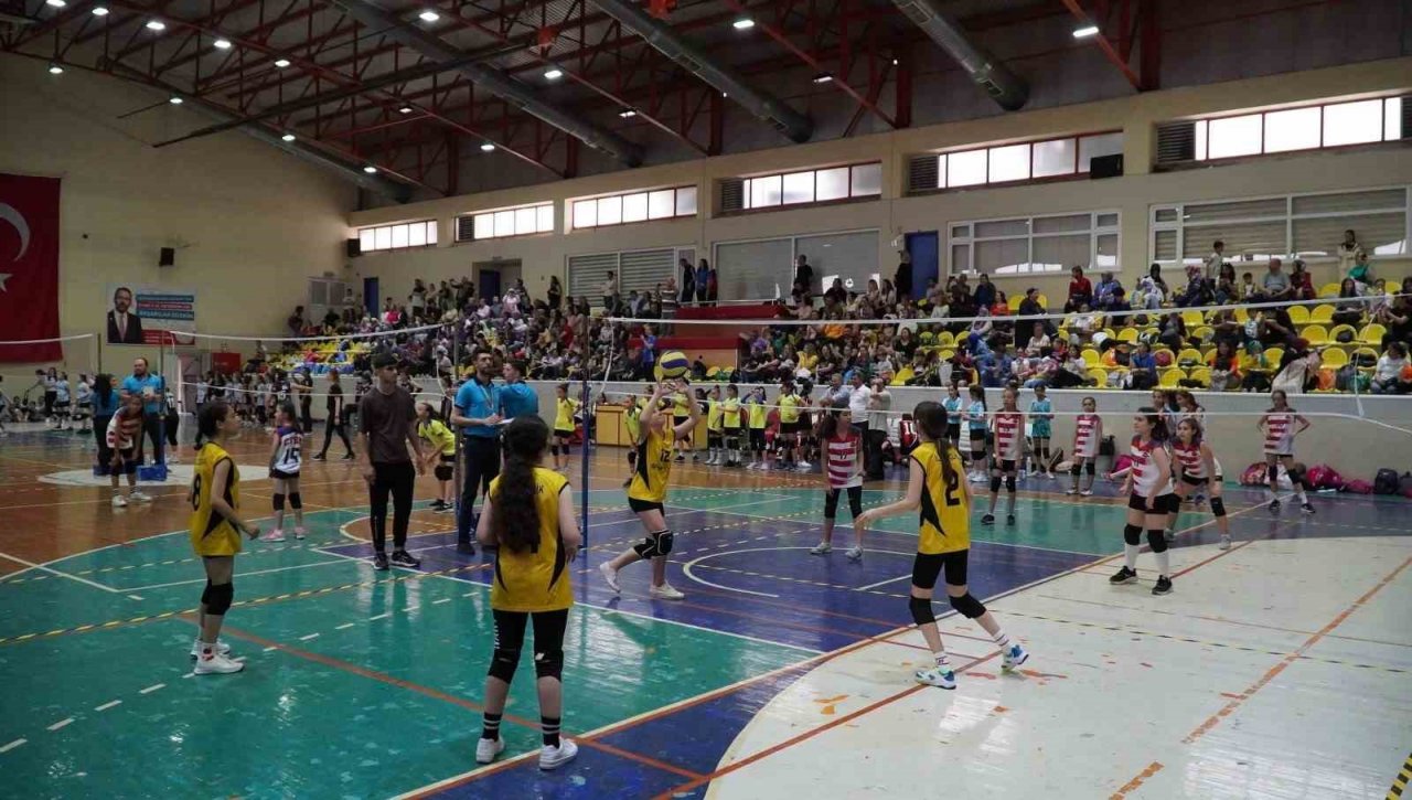 Manisa’da mini voleybol şenliği coşkuyla yapıldı