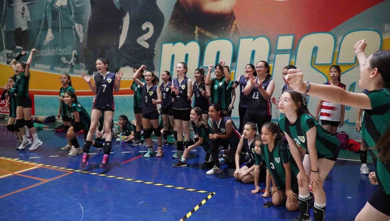 Manisa’da mini voleybol şenliği coşkuyla yapıldı