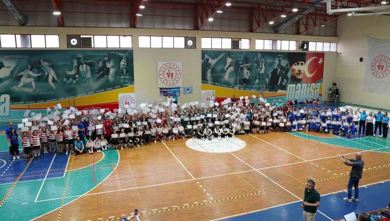 Manisa’da mini voleybol şenliği coşkuyla yapıldı