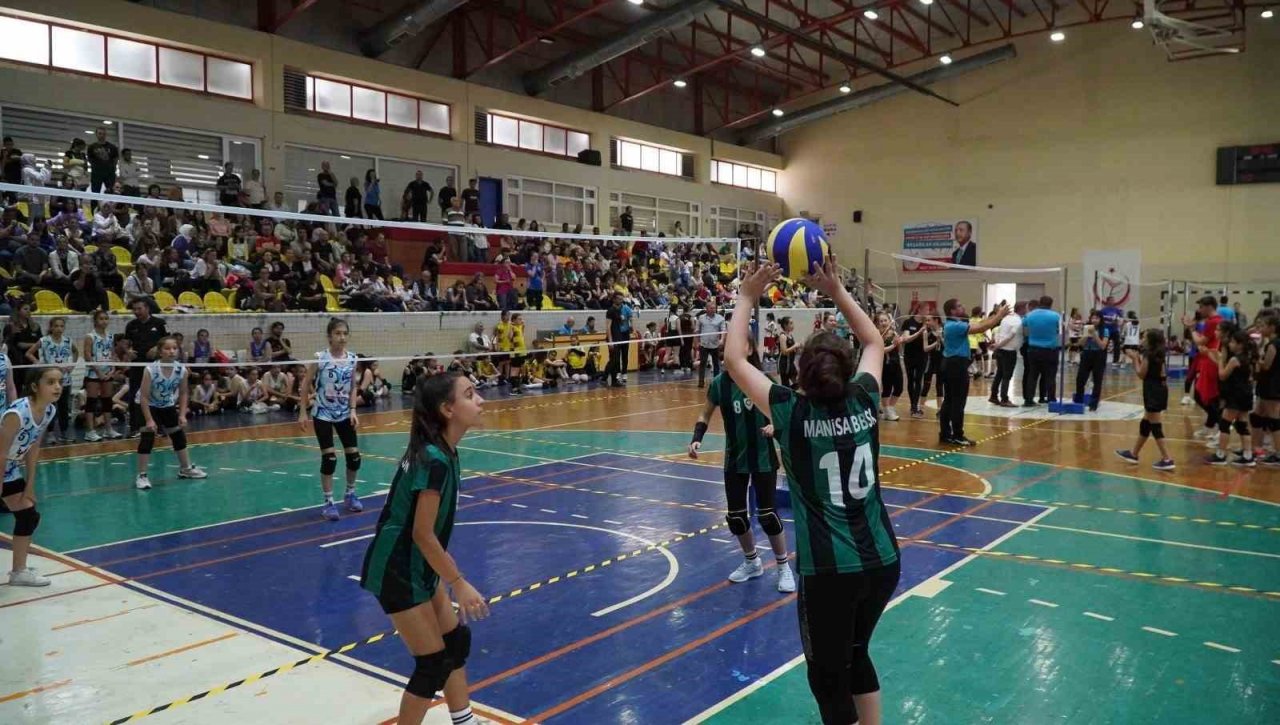 Manisa’da mini voleybol şenliği coşkuyla yapıldı