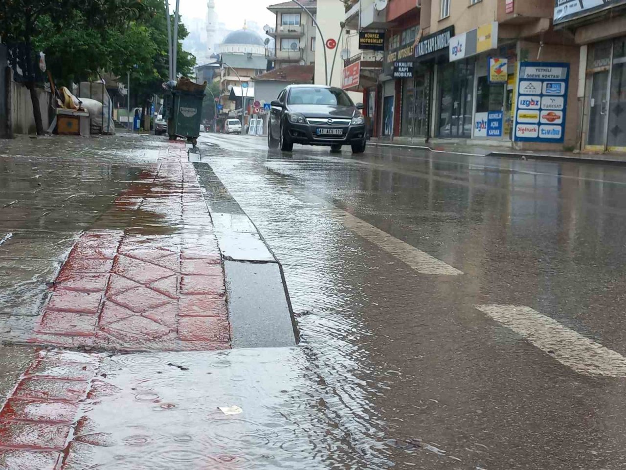 Yağmura yakalanmak istemeyen vatandaşlar hafta sonunu evde geçiriyor